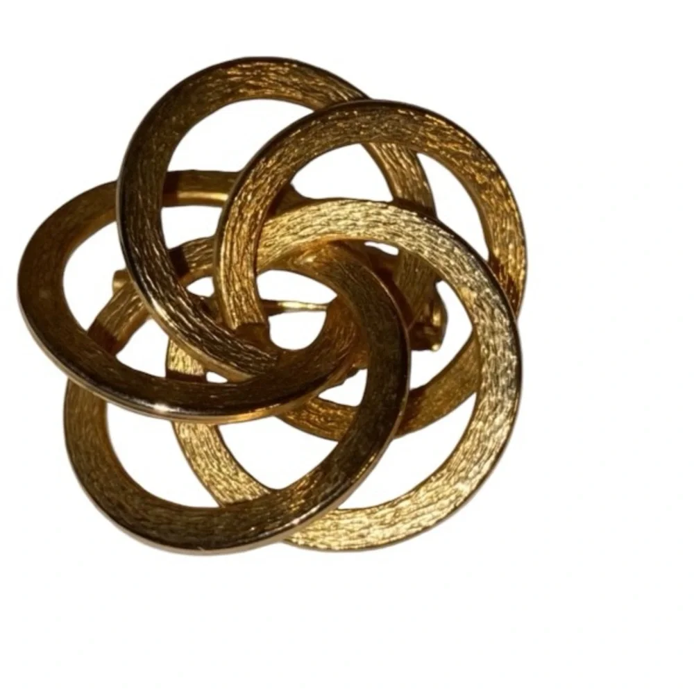 Vintage Gold Tone Knot Textured Brooch Pin – Classic Retro Accessory